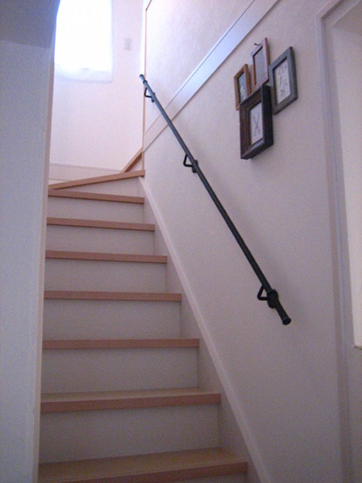 ロートアイアン壁取り付けのシンプルな階段手摺