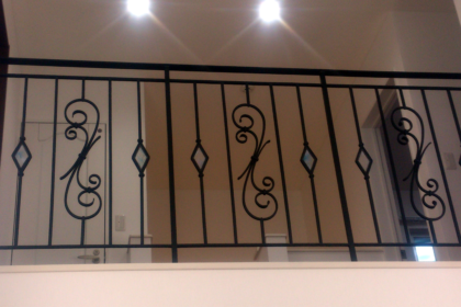 ロートアイアン手摺,ステンドグラス使用,エレガントな手摺,全面,ステンドグラス,ロートアイアン手摺,おしゃれなてすり,吹き抜け,手摺,手すり,てすり,アイアン,ステンドガラス,オーダーメイド,愛媛県