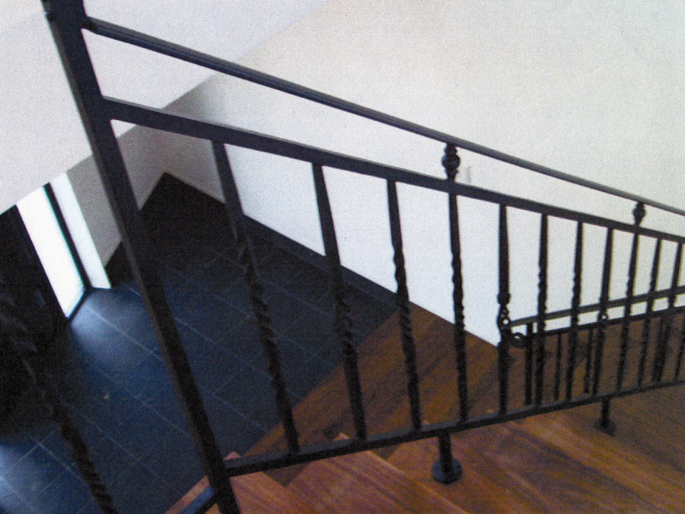 ロートアイアン階段手すりシンプルだけどアイアンらしい雰囲気,笠木端部,ロートアイアン階段手すり,手摺り,てすり,アイアン,シンプル,福岡県