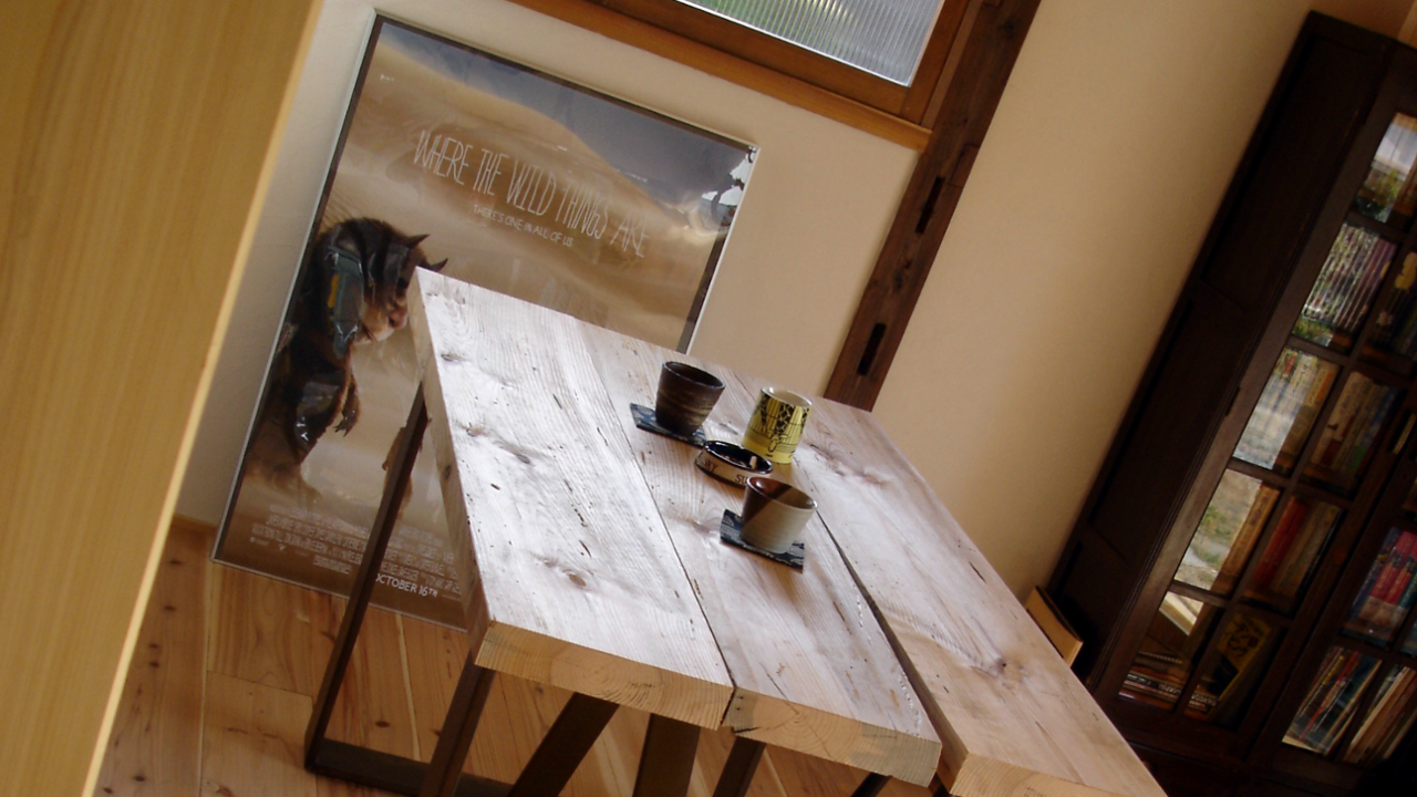 カフェに佇む錆びたアイアンテーブル | ロートアイアン手摺（手すり 
