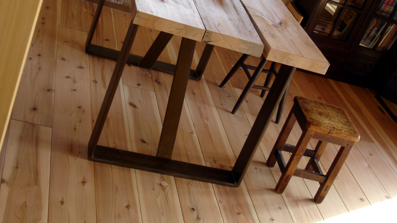 カフェに佇む錆びたアイアンテーブル | ロートアイアン手摺（手すり 