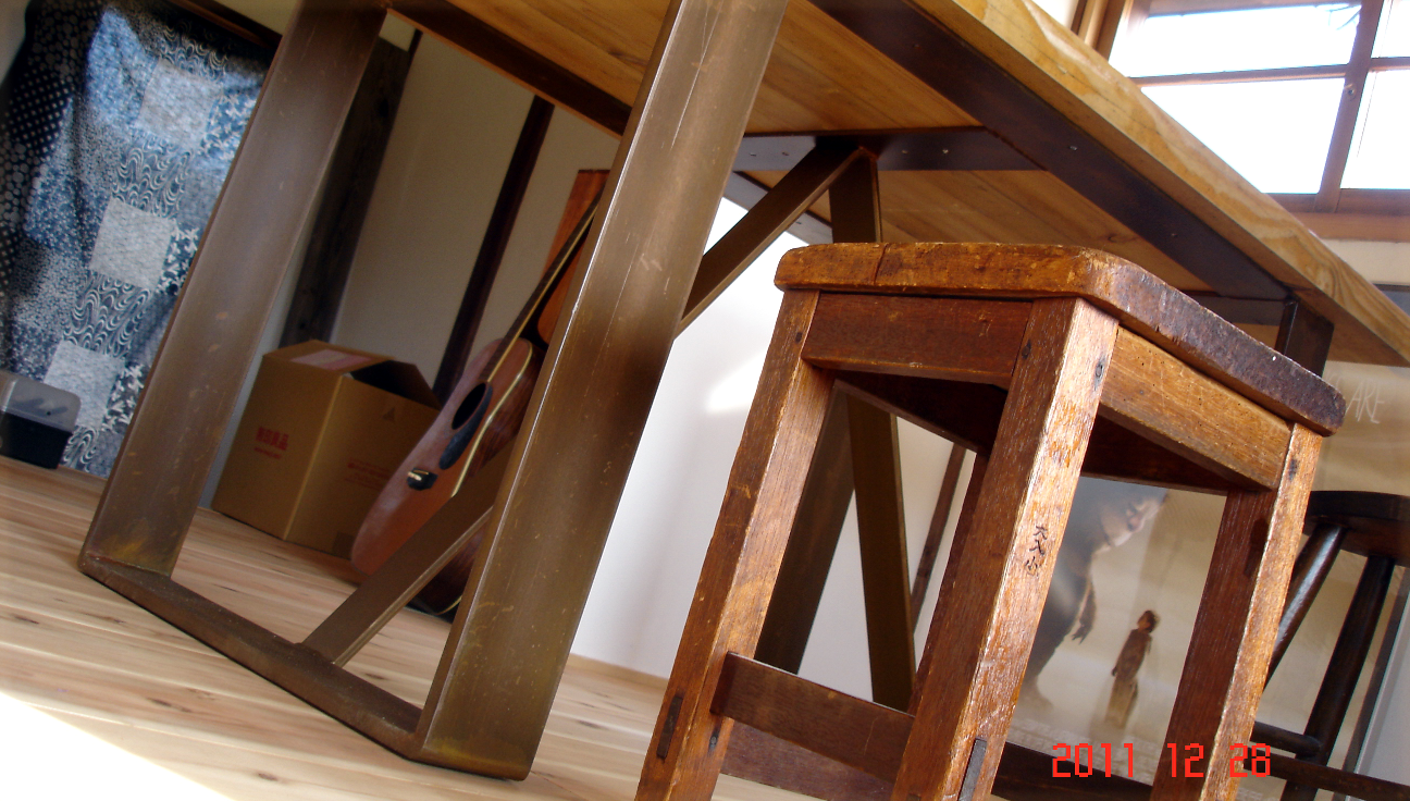 カフェに佇む錆びたアイアンテーブル | ロートアイアン手摺（手すり