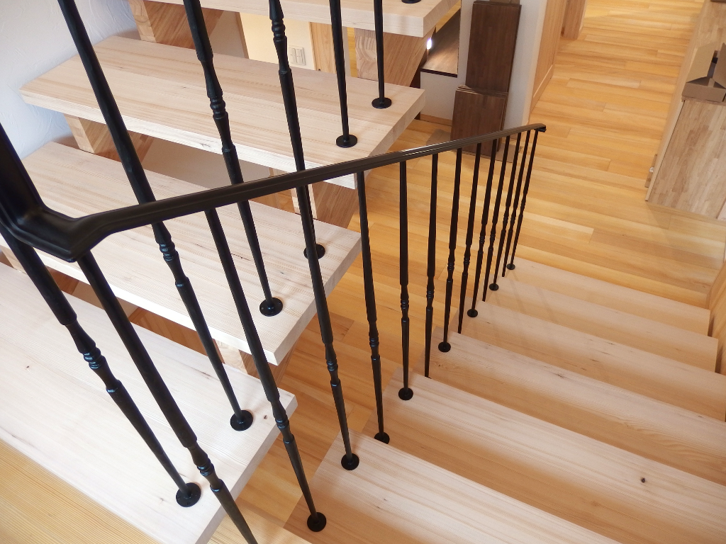 踊り場からのロートアイアン階段手摺