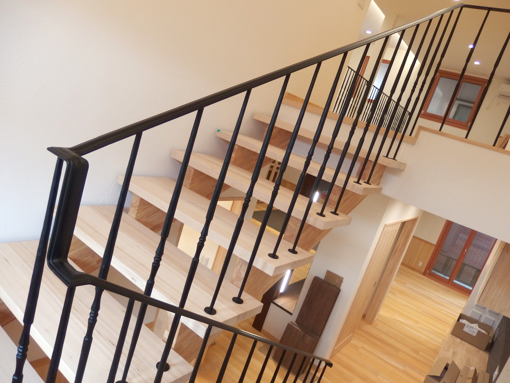踊り場からの２階を望むロートアイアン階段手摺