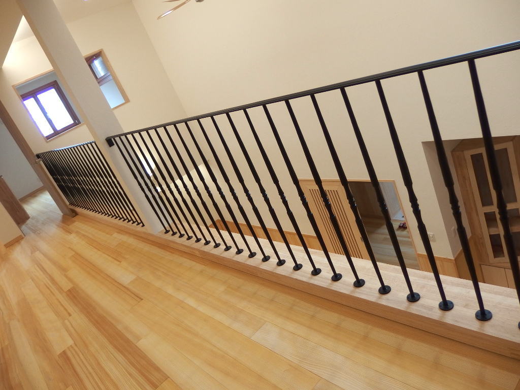 ２階フロアーから望む吹き抜け部分ロートアイアン手すり