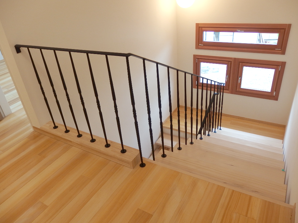 ２階フロアーから望むロートアイアン階段手摺